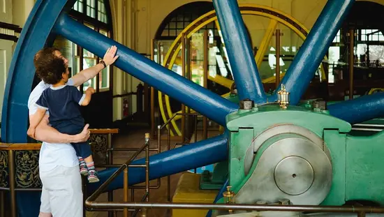 Ein Mann und ein kleines Kind betrachten Artefakte in einem Museum