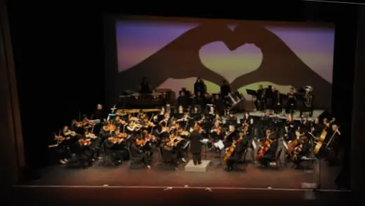 Luftaufnahme eines Dirigenten und einer Symphonie auf der Bühne