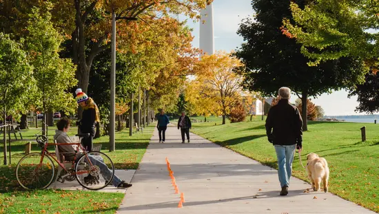 Menschen, die einen Weg hinunterschlendern