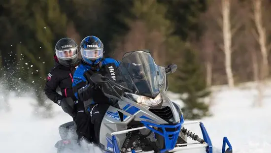 2 personnes en motoneige
