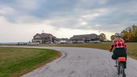 Une femme se dirige vers un domaine viticole surplombant le lac