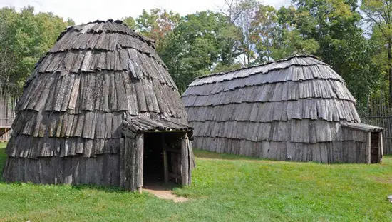 Dos cabañas de madera en el pueblo de casas comunales