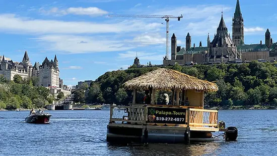 ein Boot, das auf dem Wasser kreuzt