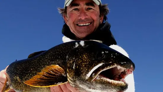 Un homme est titulaire d'un touladi pris sur la pêche blanche