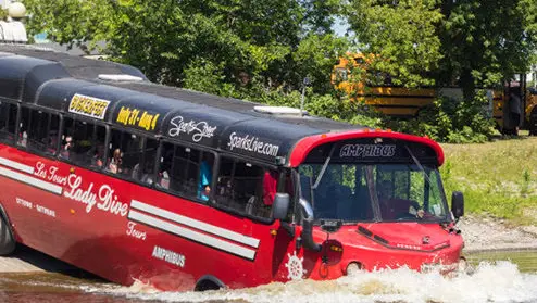 川に沿って浮かぶ赤い水陸両用車