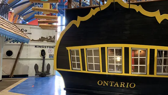 Popa del ferry con la cubierta superior abierta y las ventanas de la cubierta inferior que revelan el interior