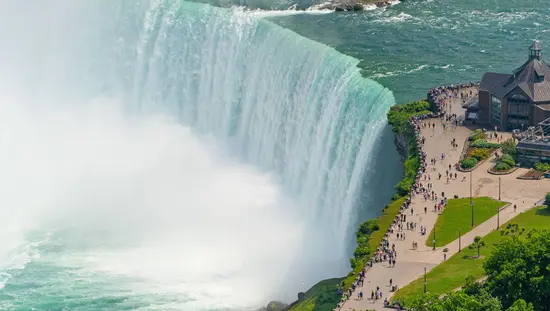 나이아가라 폭포에서 폭포를 구경하는 사람들을 공중에서 본 모습입니다.