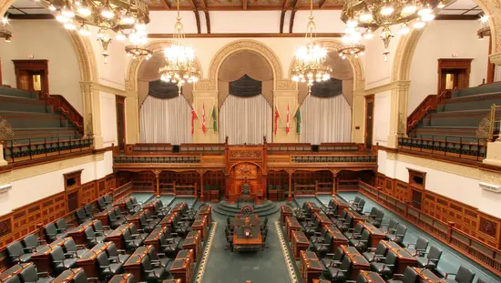 Leere Sitze im Inneren der gesetzgebenden Versammlung von Ontario.