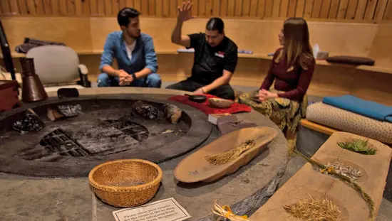 Besucher genießen eine Tour zur indigenen Kultur auf Manitoulin Island.