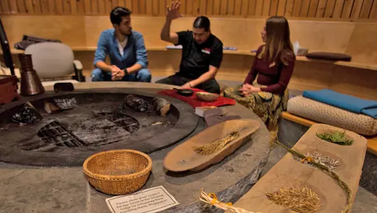 Besucher genießen eine Tour zur indigenen Kultur auf Manitoulin Island.