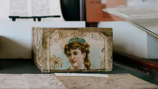 나이아가라 온 더 레이크에 있는 나이아가라 약사 박물관의 빈티지 캐비닛에 전시된 앤틱 크라운 프린스와 마가리트 깡통.