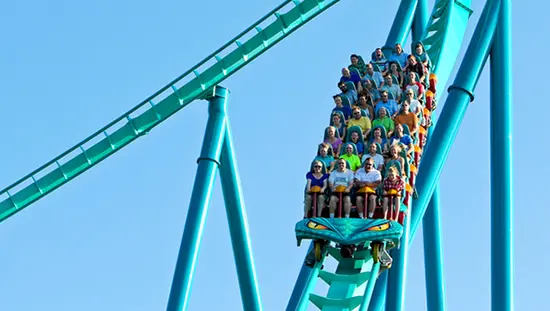 캐나다 원더랜드의 롤러코스터가 탑승객으로 가득 차 스릴 넘치는 하강을 시작하면서 기대감이 고조됩니다.