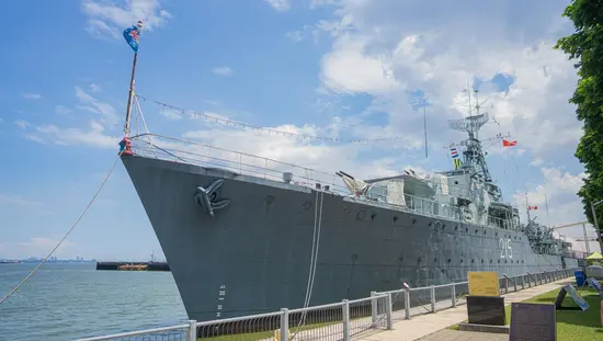 Das kanadische Kriegsschiff HMCS Haida bei Tageslicht.