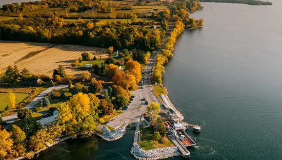 Vue aérienne du traversier de Glenora dans le sud-est de l'Ontario pendant la saison d'automne.