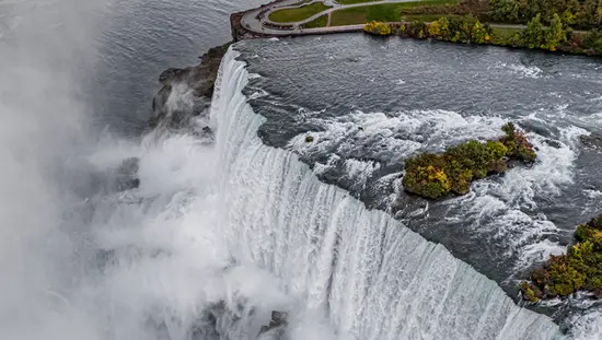 Cataratas del Niágara durante la temporada de otoño.