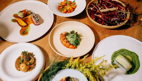 Gourmetgerichte im Restaurant Pearl Morissette in Jordan Station, Ontario, mit saisonalen Zutaten und eleganter Präsentation.
