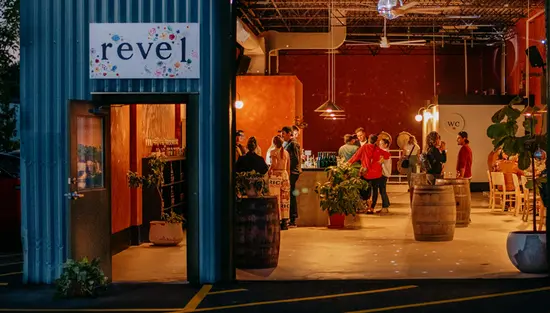 Revel Cider Bar bei Nacht.