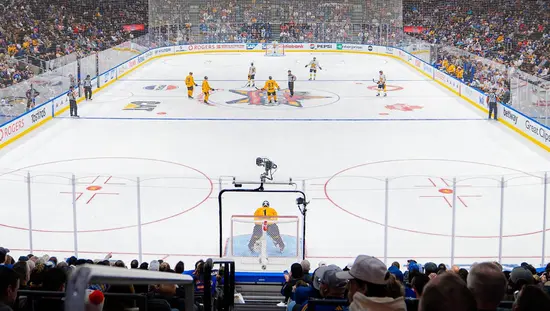 Los espectadores miran un partido de hockey del fin de semana de estrellas de la NHL en el Scotiabank Arena en el centro de Toronto.