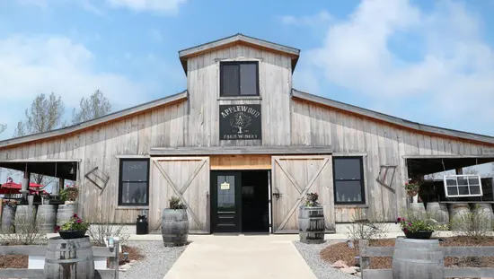 L'entrée principale de la salle de dégustation rustique aménagée dans une grange du domaine viticole Applewood Farm.