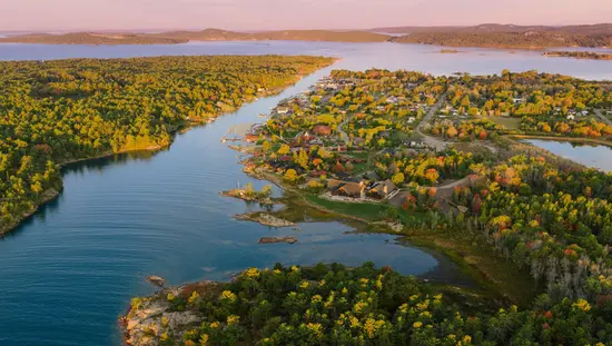 Vista aérea del pueblo de Killarney, situado a orillas de la bahía Georgiana, rodeado de un exuberante bosque.