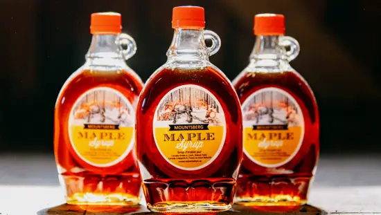 メープルシロップのボトルが3本展示されています。