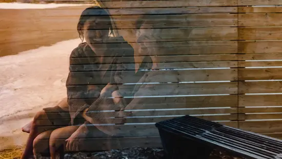 プリンスエドワード郡のワンダー・ザ・リゾートでサウナを楽しみながら、笑い合い絆を深める女性2人。