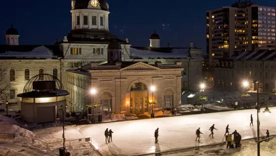 Des couples et des amis profitent du patinage en soirée sur la patinoire de Springer Square à Kingston.