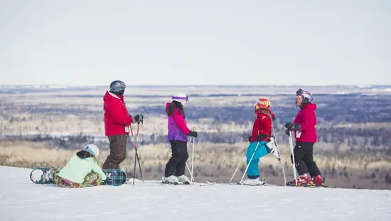 Une famille de cinq personnes est prête à dévaler une colline enneigée à ski et en snowboard au mont Jamieson, à Timmins.