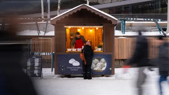 오타와의 Winterlude 겨울 축제에서 야외 음식 판매상이 수프 만두를 판매하고 있습니다.
