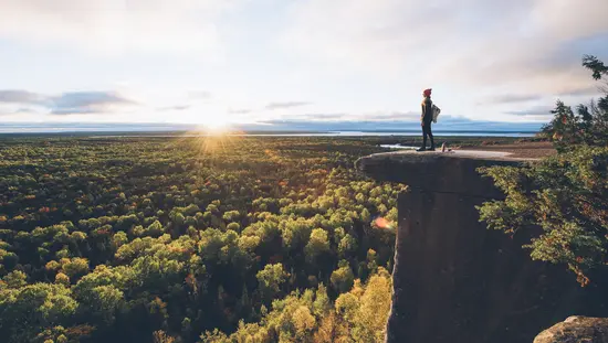 カップ・アンド・ソーサー・トレイルの崖の上に立つ人