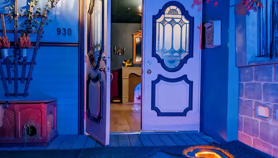 Eine immersive Kunstinstallation mit leuchtenden Bodenprojektionen und farbenfroher Beleuchtung in einem abgedunkelten Korridor.