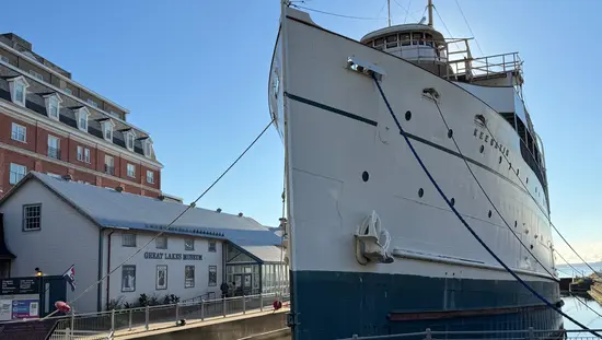 À l'extérieur du musée des Grands Lacs
