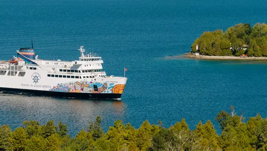 MS 치치마운호가 휴런호를 항해하고 있습니다.