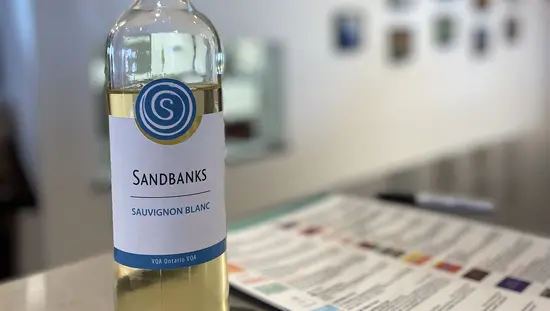 Une bouteille de vin du domaine viticole Sandbanks Estate