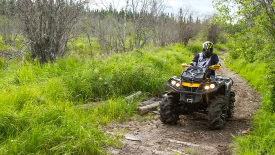 オンタリオ州北東部のカプスカシング近郊で、ATV（全地形対応車）に乗った人物が泥だらけの荒野の道を走っている。