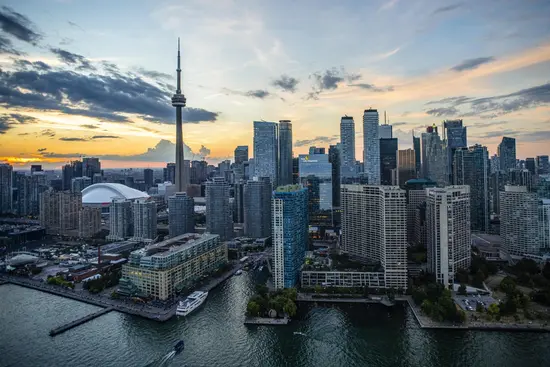 Vue de la silhouette de Toronto sous un ciel sombre strié d'orange.