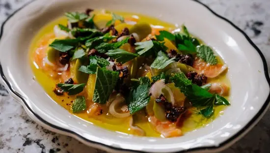 Nahaufnahme einer Schüssel mit farbenfroher Suppe, garniert mit Kräutern, in einem Restaurant in Sault Ste. Marie.