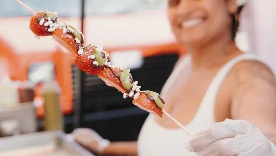 온타리오 주 스트랫퍼드의 세이버 앤 십 트레일에서 붉은색 플레드 담요 위에 파이, 샌드위치, 음료수 및 기타 피크닉 음식이 놓여 있습니다.