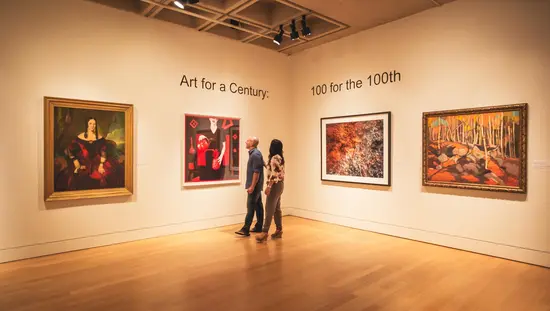 Ein Paar besucht eine Kunstausstellung in der Kunstgalerie von Hamilton.