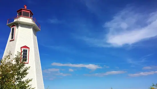 Vista del faro de Big Tub en Tobermory, Ontario, en un día soleado.