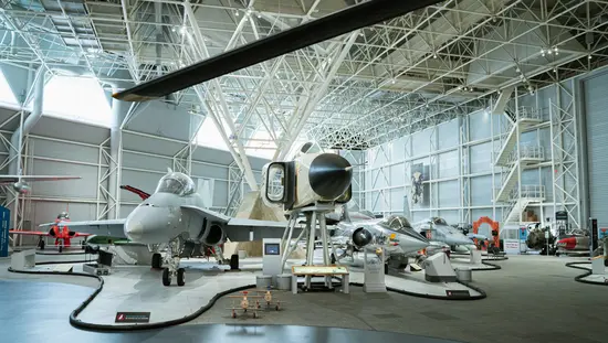 Quatre avions aérospatiaux en montre dans une salle d’exposition.
