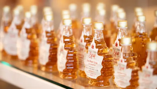 Une exposition de bouteilles de sirop d'érable à Maple Leaf Place.