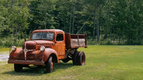 Ein Lastwagen auf der Rasenfläche von Johnston’s Cranberry Marsh.
