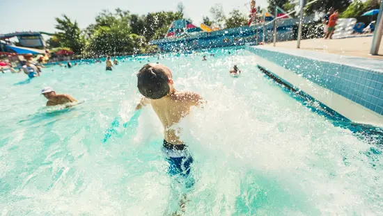 ワイルド・ウォーターワークスのプールで水遊びをする男の子。