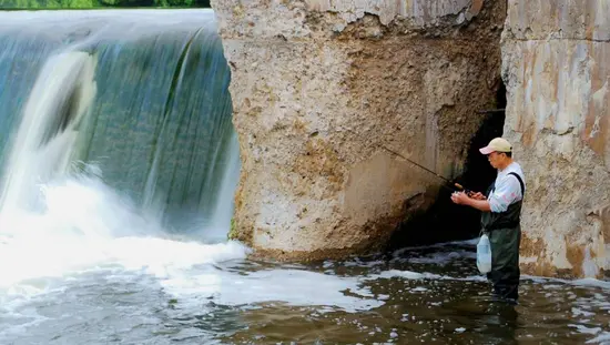 Deux hommes pratiquant la pêche sportive dans la rivière Ste Marie, à Sault St. Marie, en Ontario.