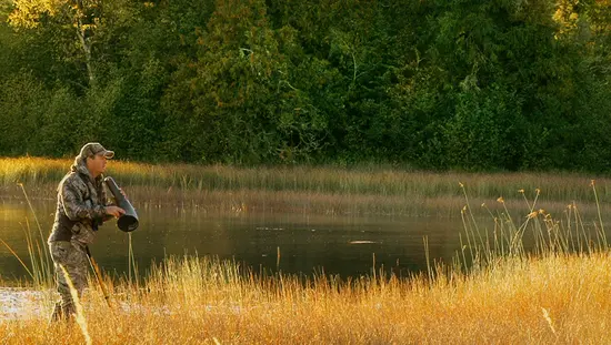 Homme portant un habit de camouflage et muni d’un appeau d’original lors d’un voyage de chasse dans le district de Thunder Bay.