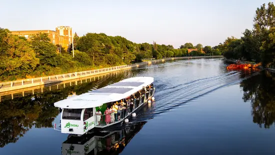 Un crucero de Ottawa navegando por el Canal Rideau.