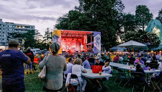 Una multitud se congregó para un concierto nocturno al aire libre durante el FrancoFEST en Hamilton.