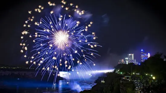 ナイアガラの滝の夜空を花火が照らしています。