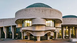 カナダ歴史博物館越しにのぞく太陽。